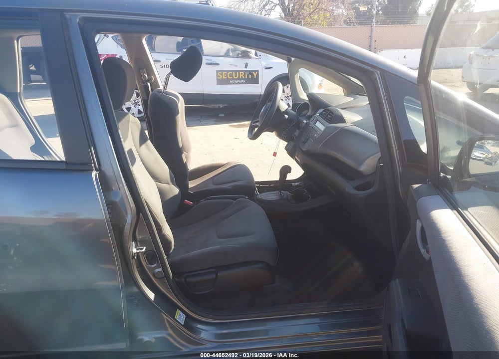 2013 HONDA FIT VIN: JHMGE8H30DC082604
