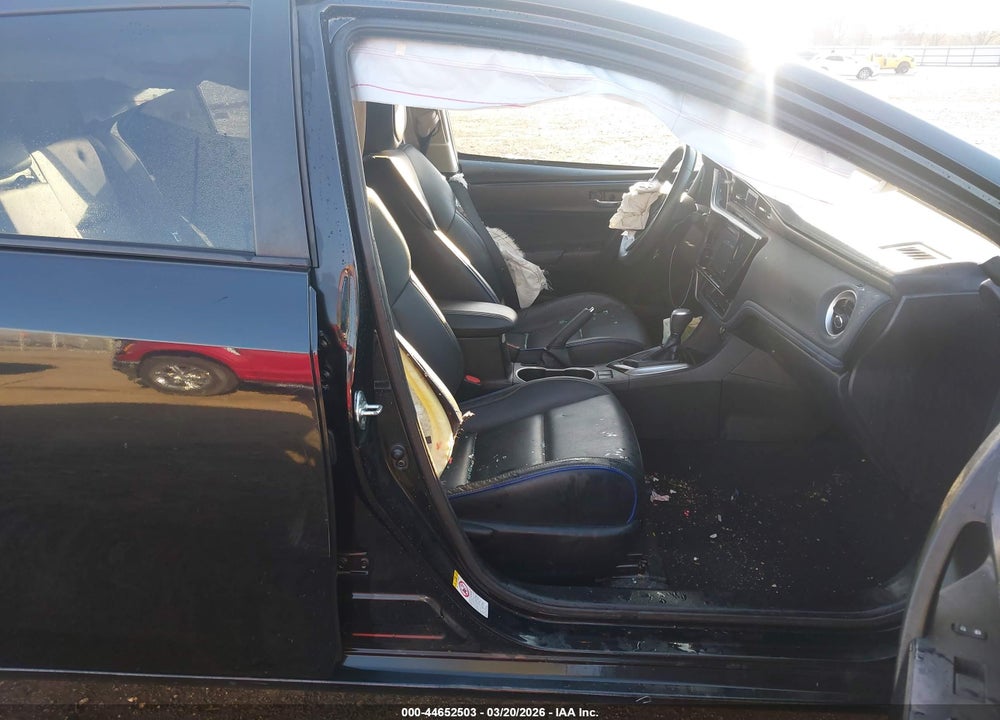 2018 TOYOTA COROLLA XSE VIN: 5YFBURHE5JP745223