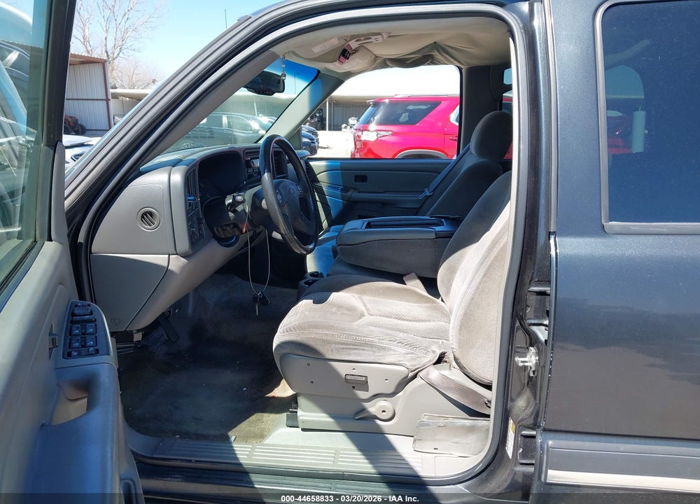 2005 CHEVROLET TAHOE LS VIN: 1GNEC13V45R140704