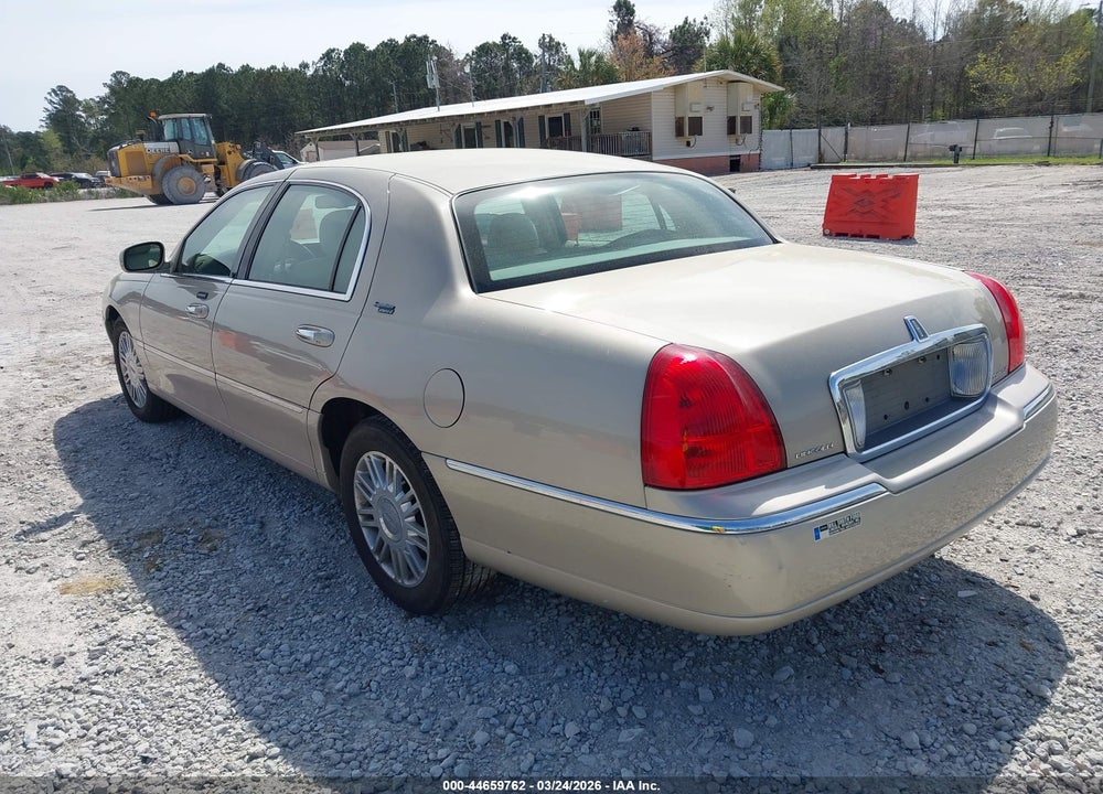 2008 LINCOLN TOWN CAR SIGNATURE LIMITED VIN: 2LNHM82V48X644589