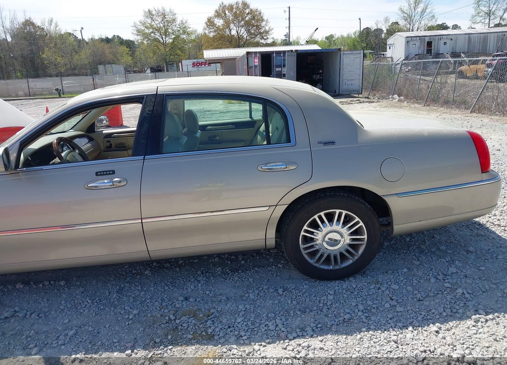 2008 LINCOLN TOWN CAR SIGNATURE LIMITED VIN: 2LNHM82V48X644589