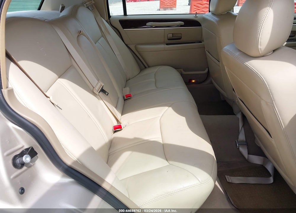 2008 LINCOLN TOWN CAR SIGNATURE LIMITED VIN: 2LNHM82V48X644589