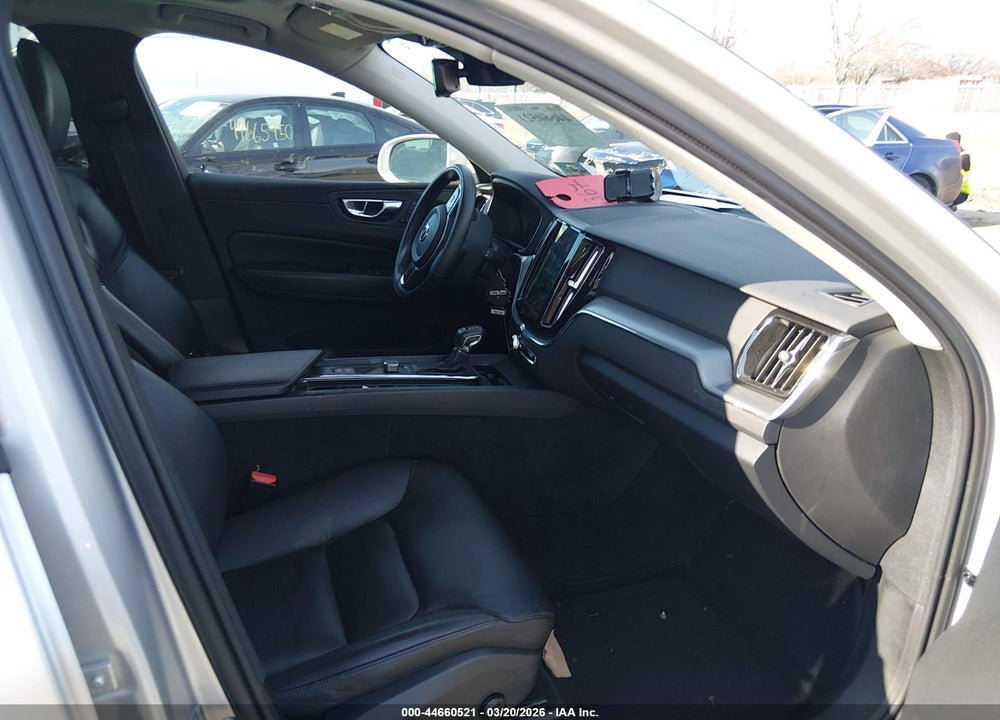 2018 VOLVO XC60 T5 MOMENTUM VIN: LYV102RK7JB097089