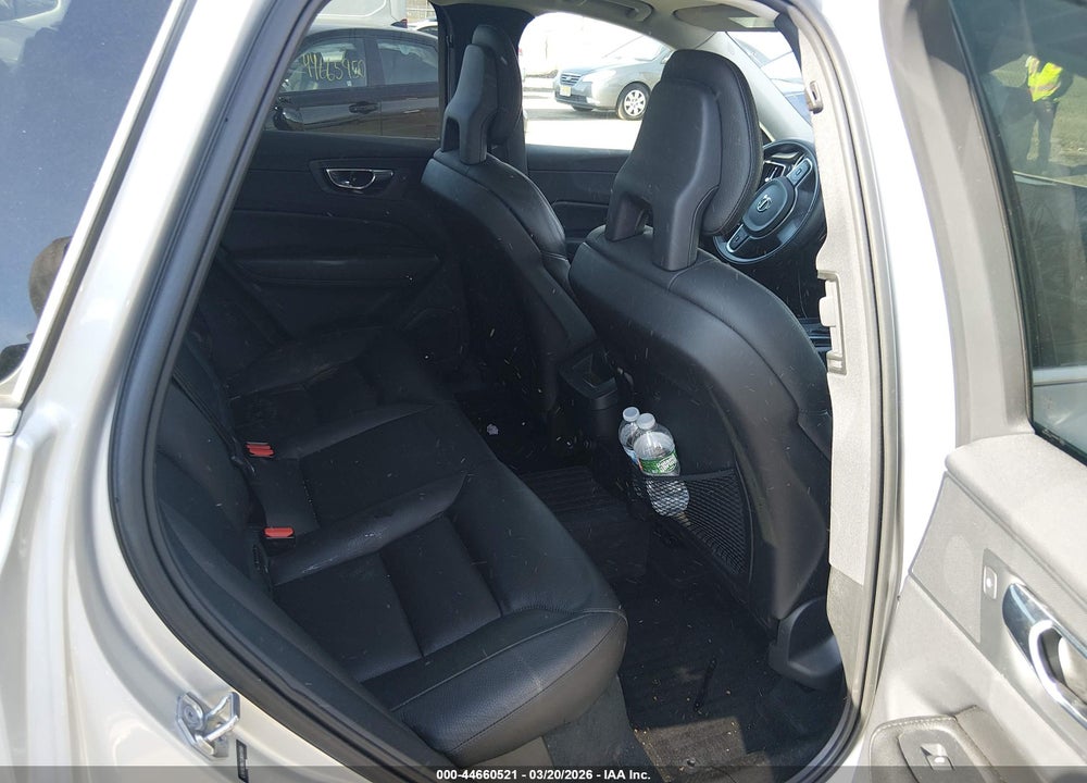 2018 VOLVO XC60 T5 MOMENTUM VIN: LYV102RK7JB097089