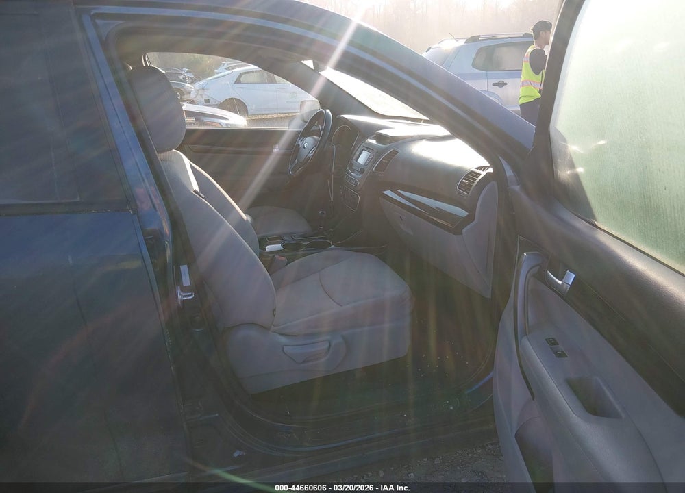 2014 KIA SORENTO LX V6 VIN: 5XYKT4A71EG460501