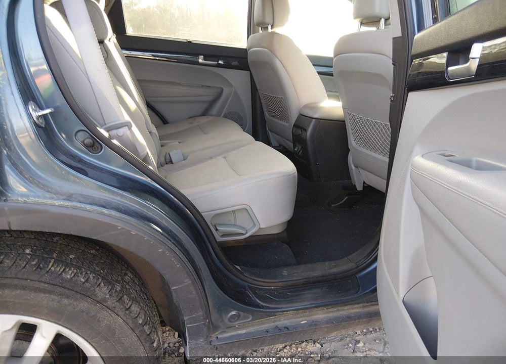 2014 KIA SORENTO LX V6 VIN: 5XYKT4A71EG460501