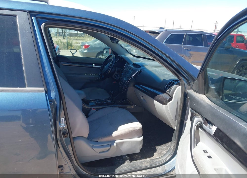2015 KIA SORENTO LX VIN: 5XYKT4A65FG578155