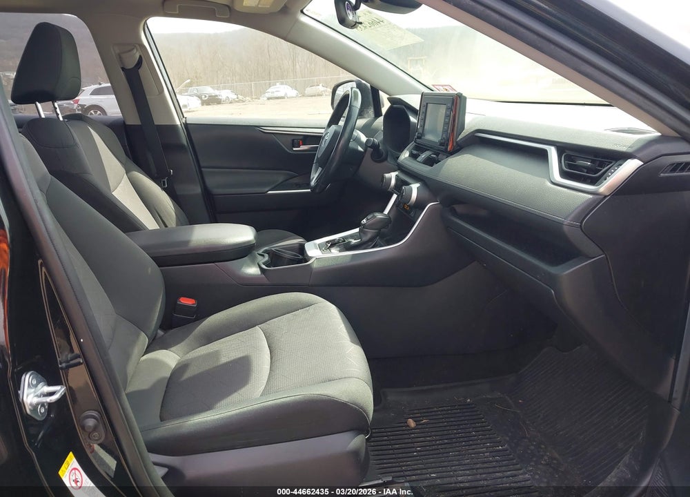 2019 TOYOTA RAV4 XLE VIN: JTMP1RFV5KD011042