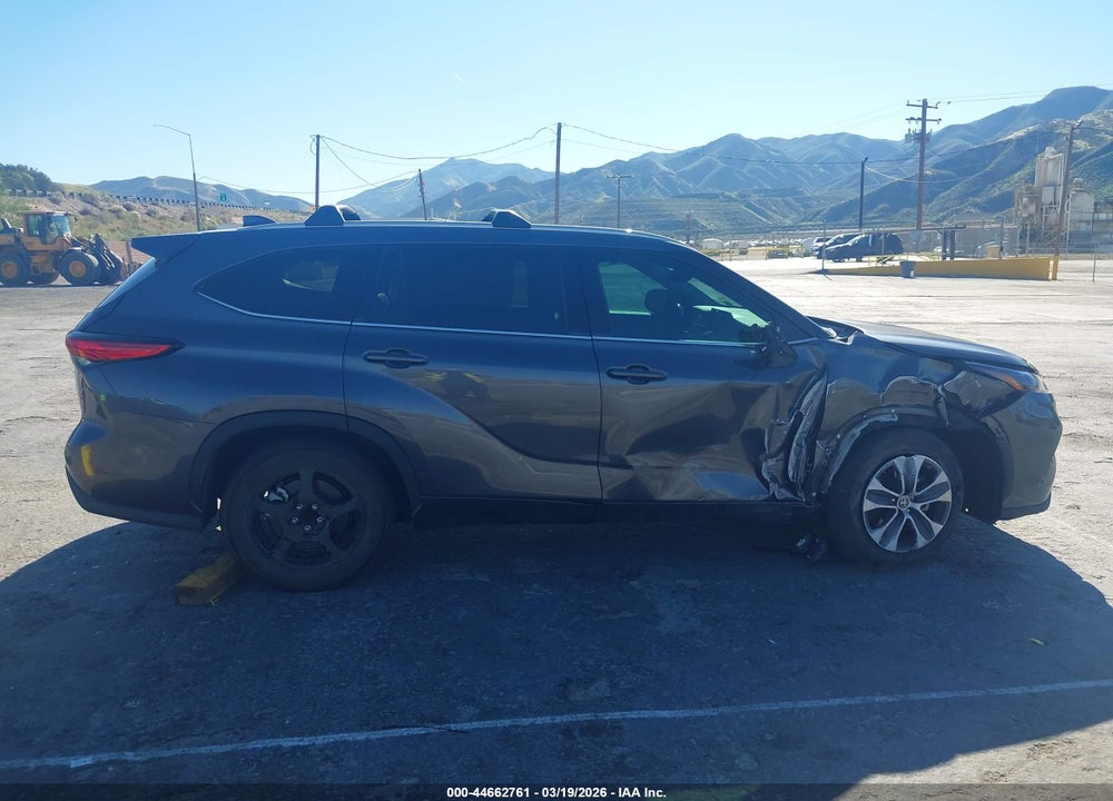 2022 TOYOTA HIGHLANDER XLE VIN: 5TDHZRAH2NS555702