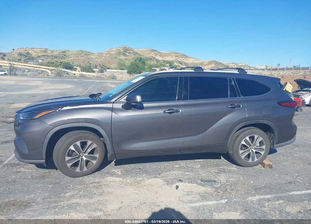 2022 TOYOTA HIGHLANDER XLE VIN: 5TDHZRAH2NS555702