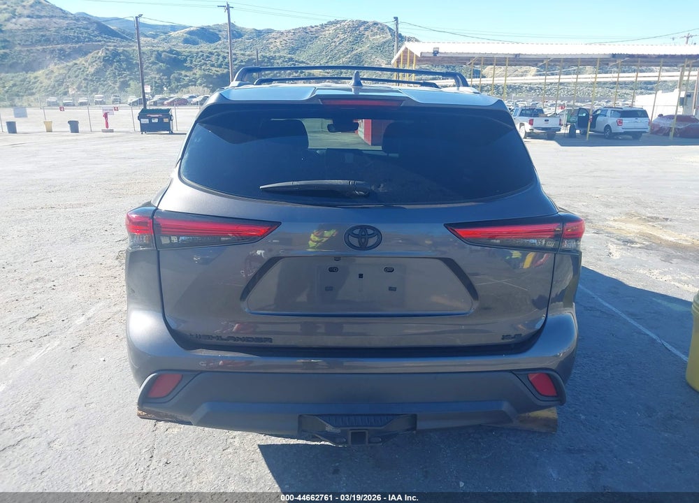 2022 TOYOTA HIGHLANDER XLE VIN: 5TDHZRAH2NS555702