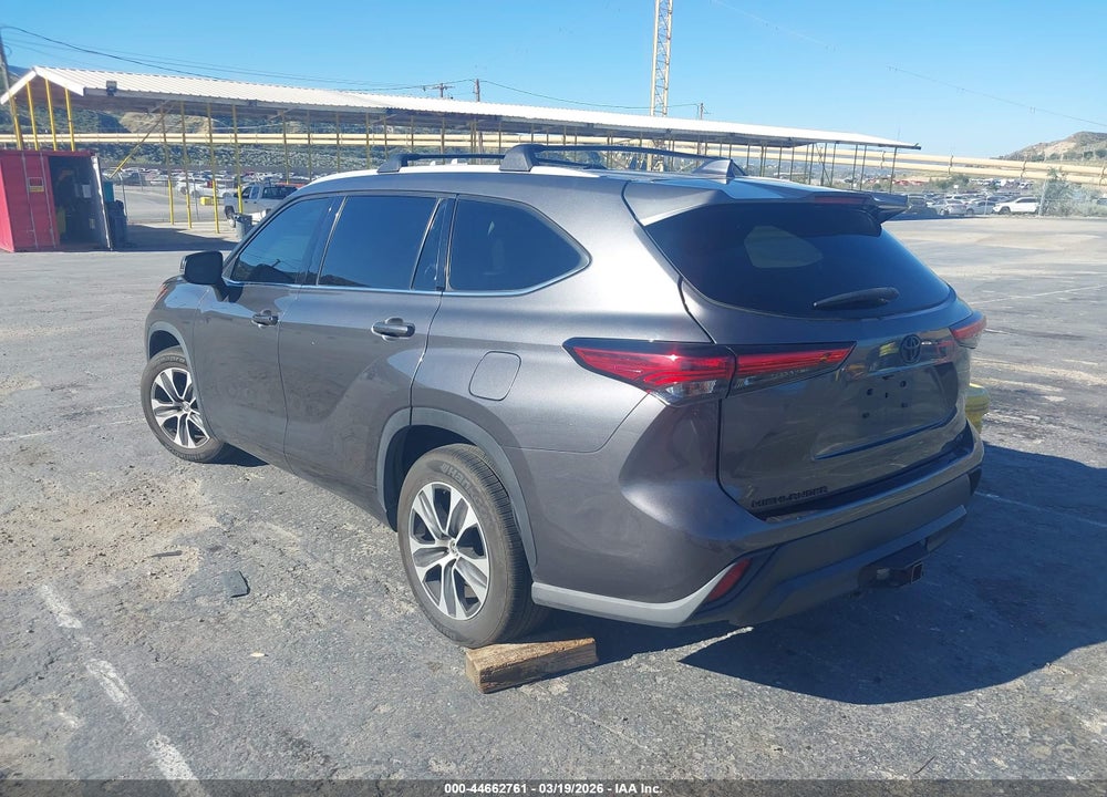 2022 TOYOTA HIGHLANDER XLE VIN: 5TDHZRAH2NS555702