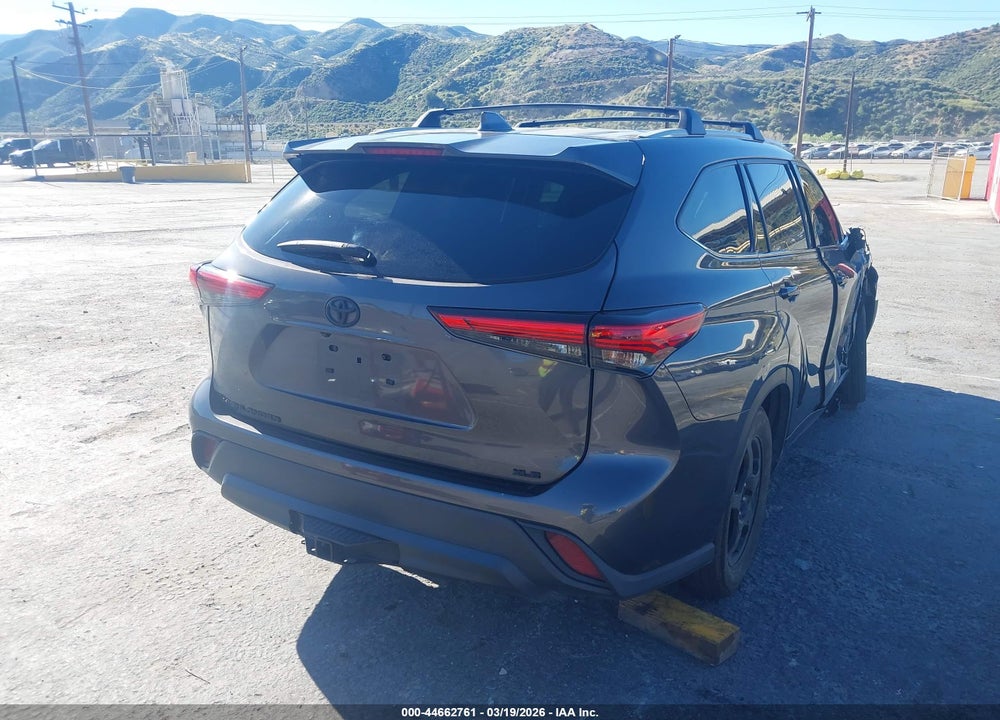 2022 TOYOTA HIGHLANDER XLE VIN: 5TDHZRAH2NS555702