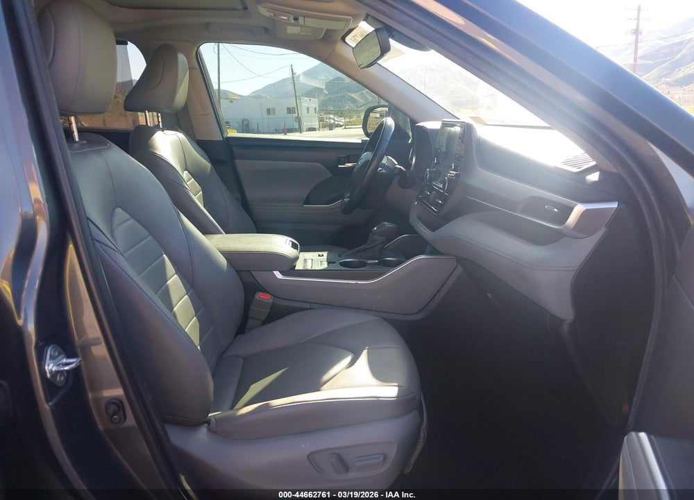 2022 TOYOTA HIGHLANDER XLE VIN: 5TDHZRAH2NS555702