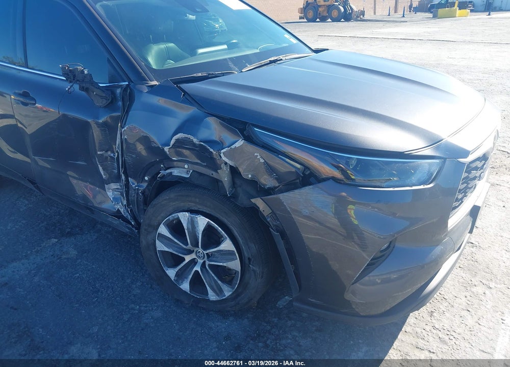 2022 TOYOTA HIGHLANDER XLE VIN: 5TDHZRAH2NS555702