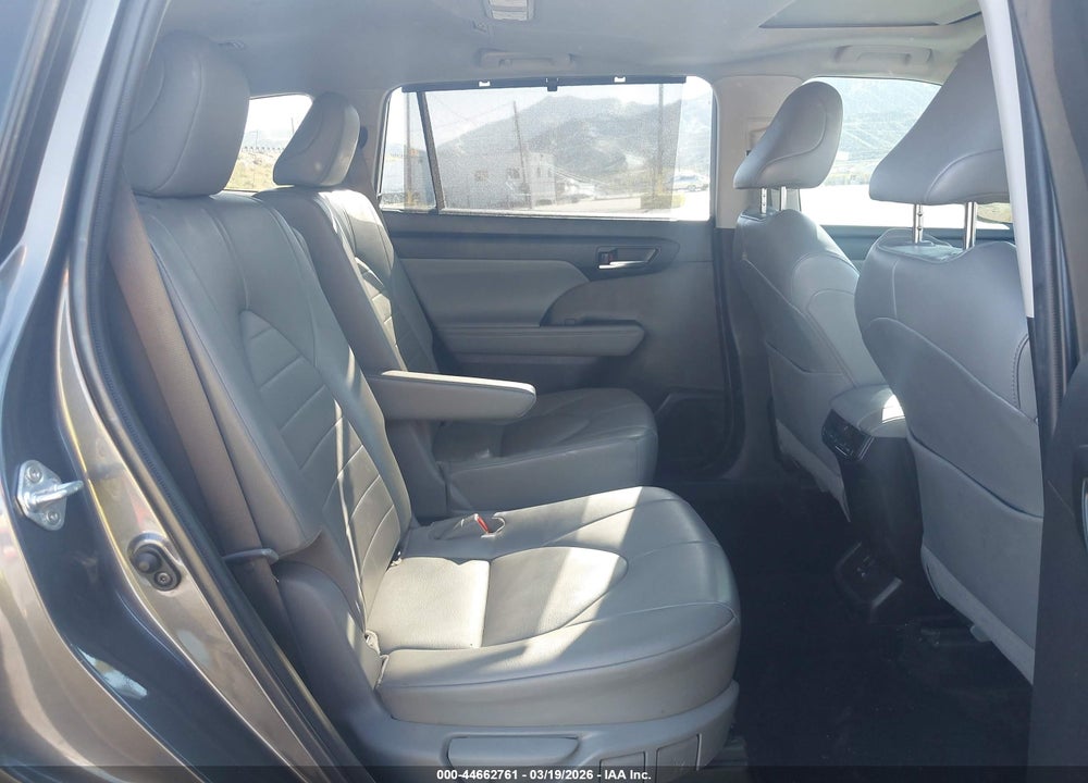 2022 TOYOTA HIGHLANDER XLE VIN: 5TDHZRAH2NS555702