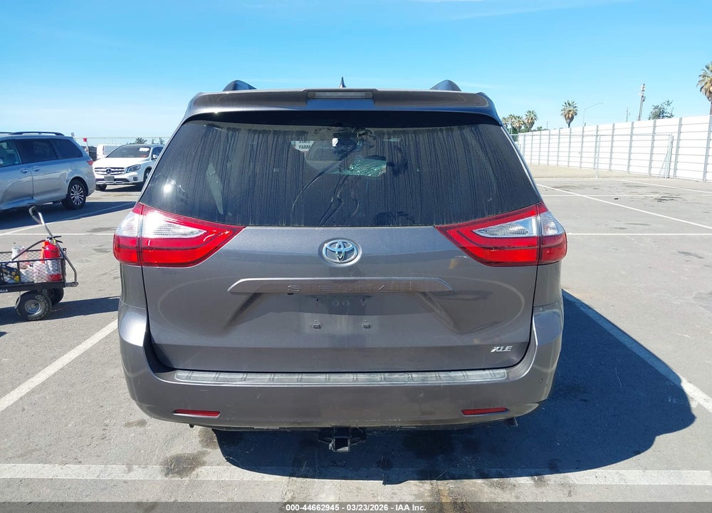 2018 TOYOTA SIENNA XLE 8 PASSENGER VIN: 5TDYZ3DC1JS954916