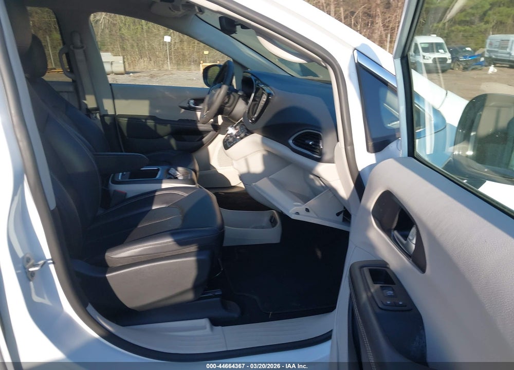 2024 CHRYSLER PACIFICA TOURING L VIN: 2C4RC1BG4RR120451