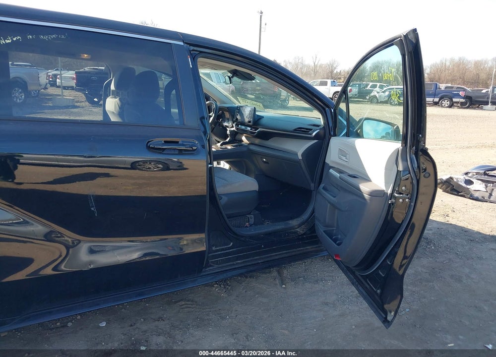 2022 TOYOTA SIENNA LE VIN: 5TDKRKEC4NS105691
