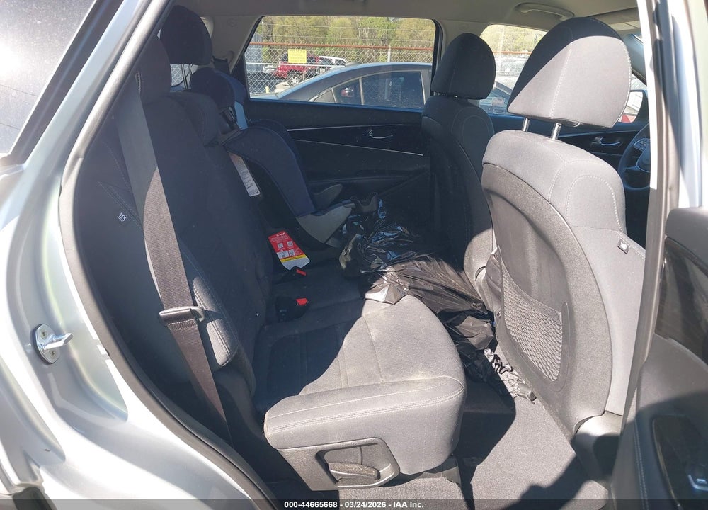2019 KIA SORENTO 3.3L LX VIN: 5XYPG4A56KG496415