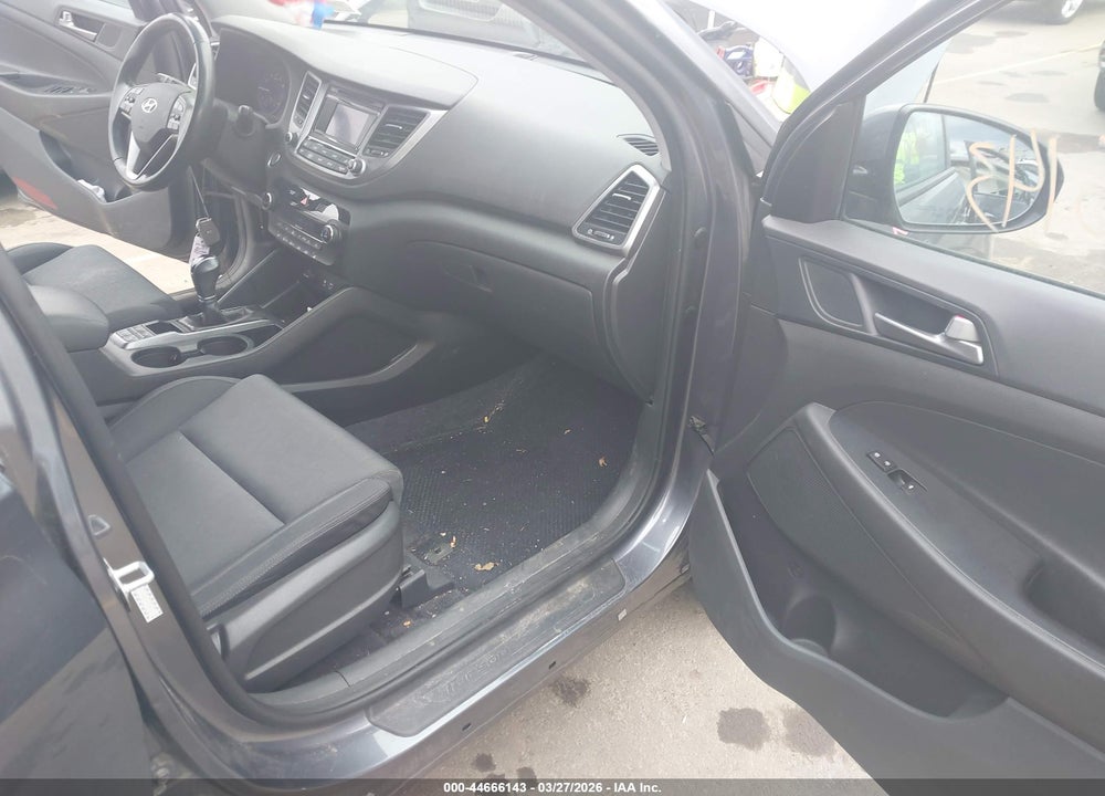 2017 HYUNDAI TUCSON VALUE VIN: KM8J3CA29HU555557