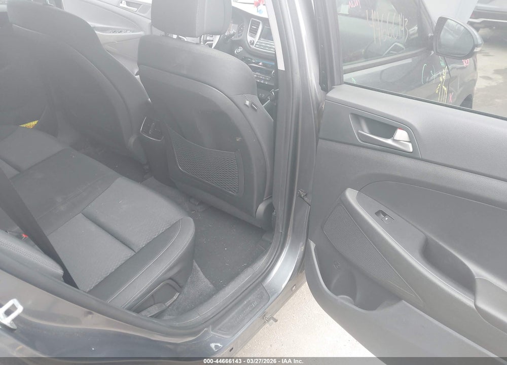 2017 HYUNDAI TUCSON VALUE VIN: KM8J3CA29HU555557