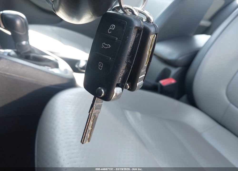 2013 VOLKSWAGEN JETTA HYBRID SEL VIN: 3VW637AJ0DM260061