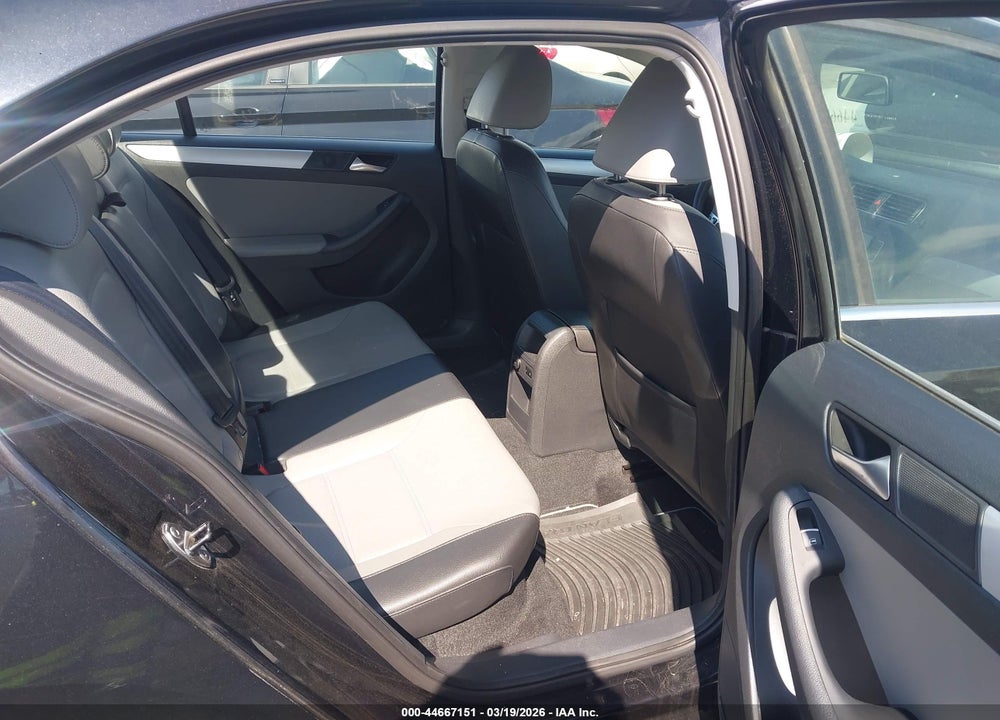 2013 VOLKSWAGEN JETTA HYBRID SEL VIN: 3VW637AJ0DM260061