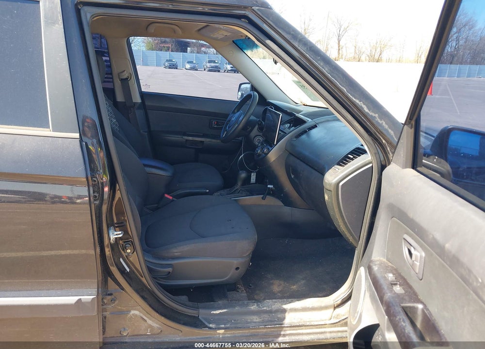 2011 KIA SOUL + VIN: KNDJT2A21B7284420