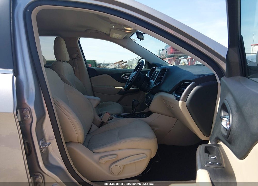 2019 JEEP CHEROKEE LATITUDE FWD VIN: 1C4PJLCBXKD248665