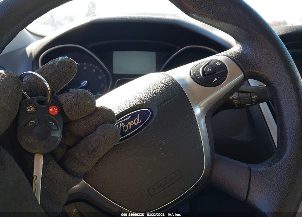 2014 FORD FOCUS SE VIN: 1FADP3F2XEL437880