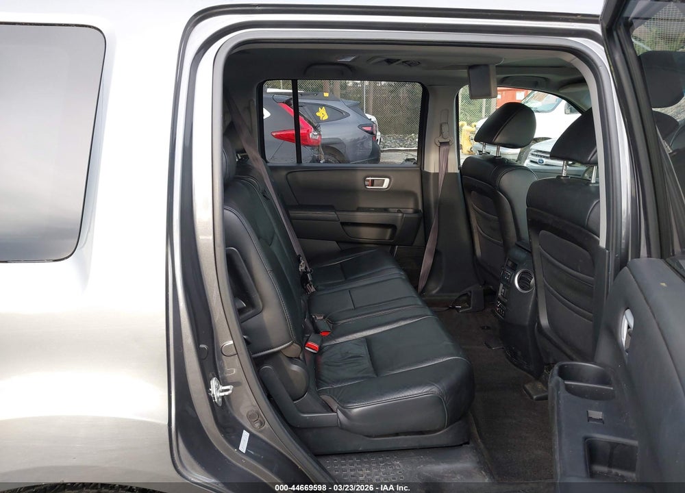 2011 HONDA PILOT EX-L VIN: 5FNYF4H61BB016116