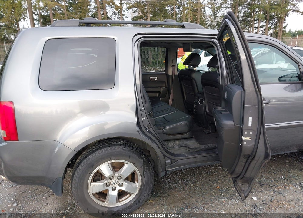 2011 HONDA PILOT EX-L VIN: 5FNYF4H61BB016116
