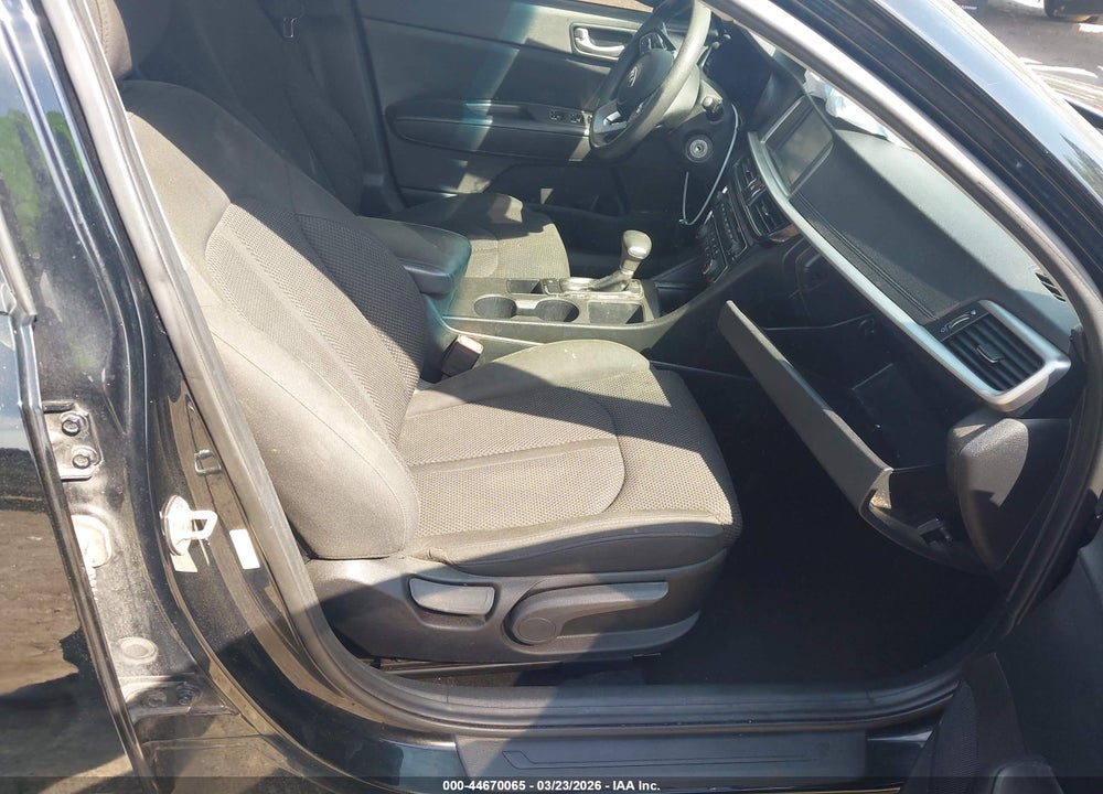 2019 KIA OPTIMA LX VIN: 5XXGT4L33KG332647