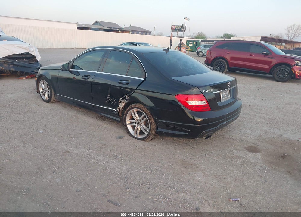 2013 MERCEDES-BENZ C 250 SPORT VIN: WDDGF4HB3DR286086
