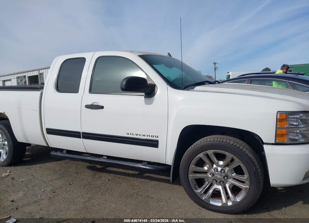 2011 CHEVROLET SILVERADO 1500 LT VIN: 1GCRKSE32BZ224546