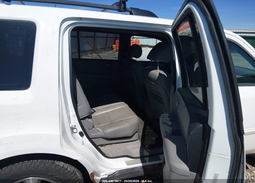 2011 HONDA PILOT EX-L VIN: 5FNYF4H51BB085072