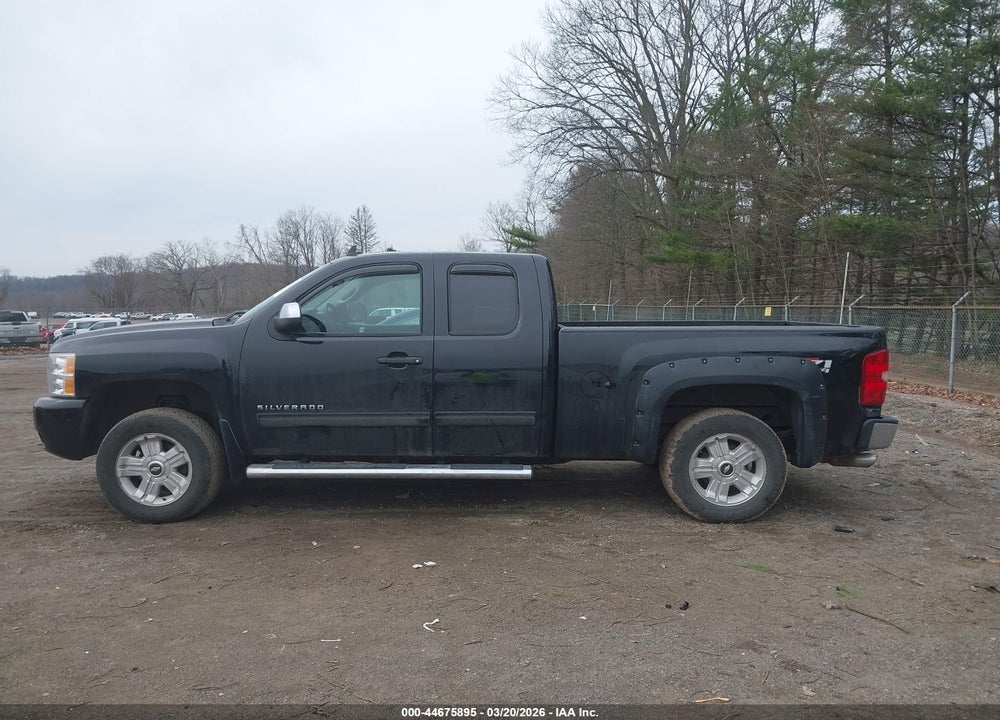 2011 CHEVROLET SILVERADO 1500 LT VIN: 1GCRKSE30BZ372310