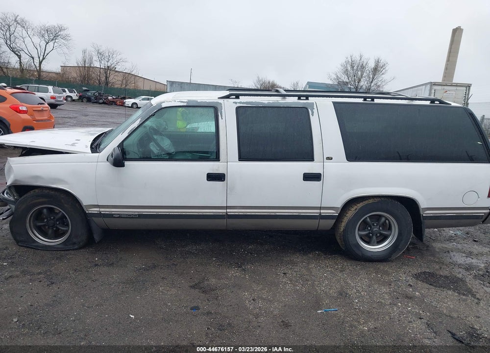 1999 CHEVROLET SUBURBAN 1500 LT VIN: 1GNEC16R3XJ392119