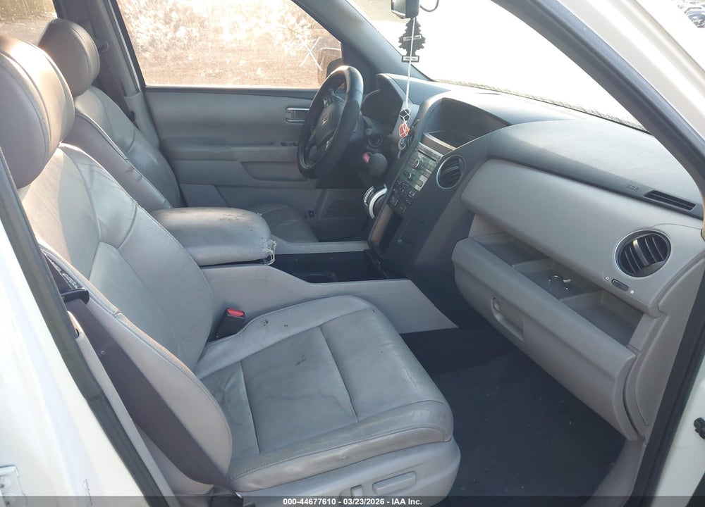 2011 HONDA PILOT EX-L VIN: 5FNYF3H58BB011948