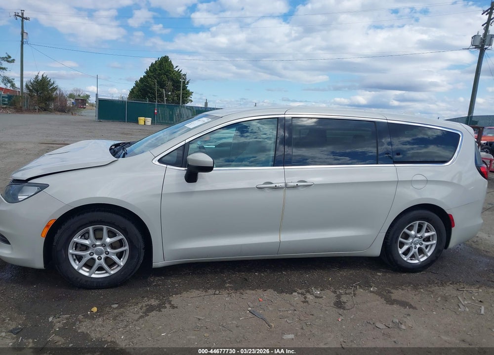 2017 CHRYSLER PACIFICA TOURING VIN: 2C4RC1DG5HR570878