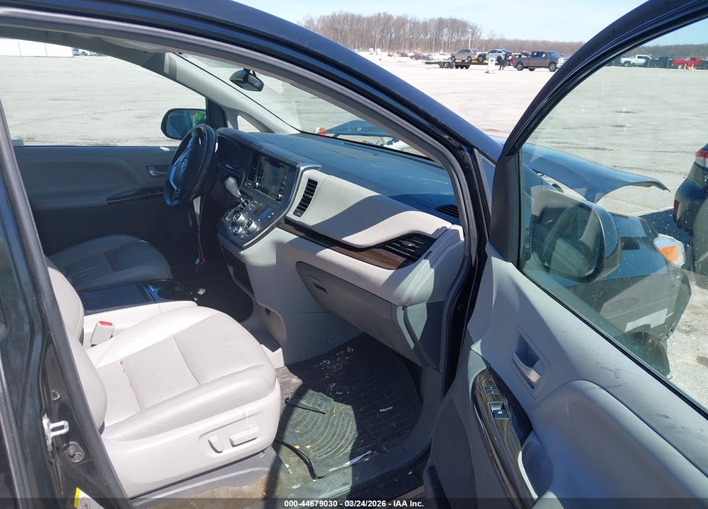 2019 TOYOTA SIENNA XLE 8 PASSENGER VIN: 5TDYZ3DC2KS966378