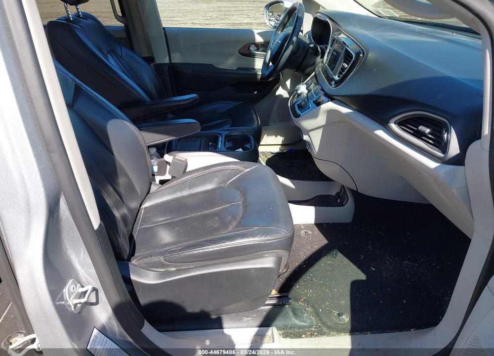 2018 CHRYSLER PACIFICA TOURING L VIN: 2C4RC1BG9JR217732