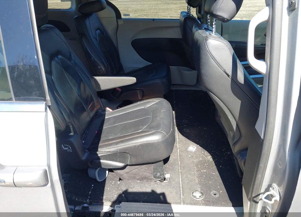 2018 CHRYSLER PACIFICA TOURING L VIN: 2C4RC1BG9JR217732