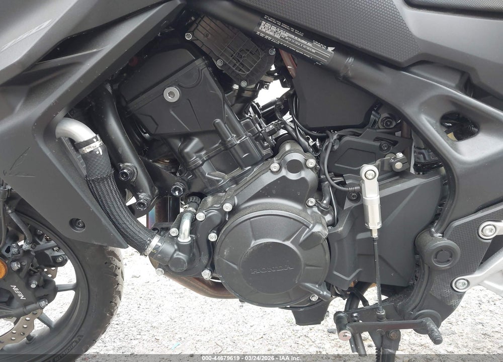 2025 HONDA CB750 A VIN: JH2RH2401SK001985