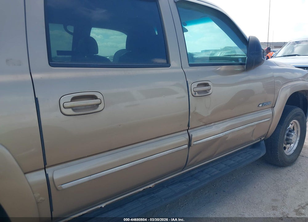 2001 CHEVROLET SUBURBAN 2500 LT VIN: 3GNGK26U21G107568