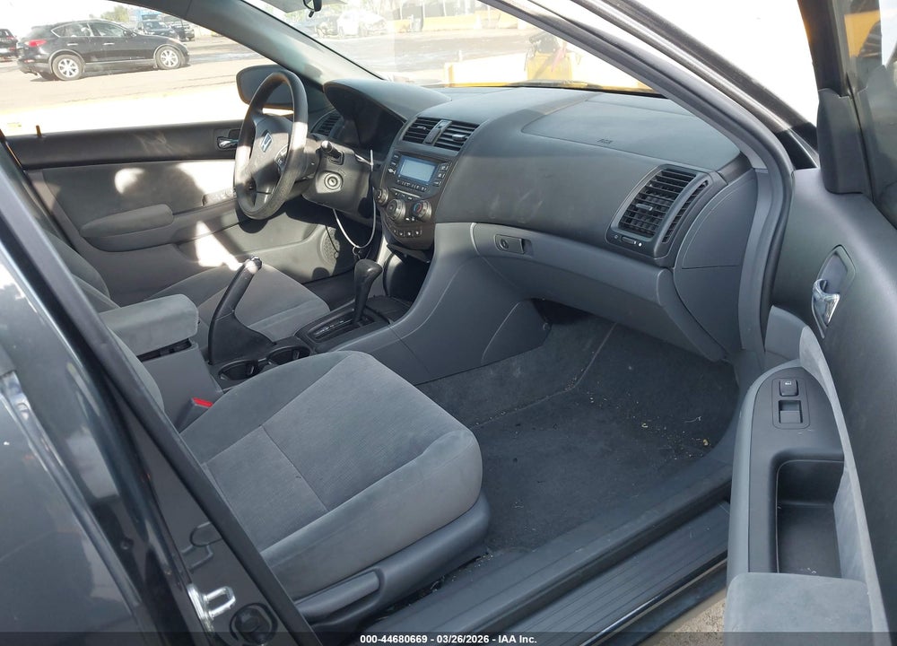 2004 HONDA ACCORD 2.4 LX VIN: 1HGCM563X4A025652