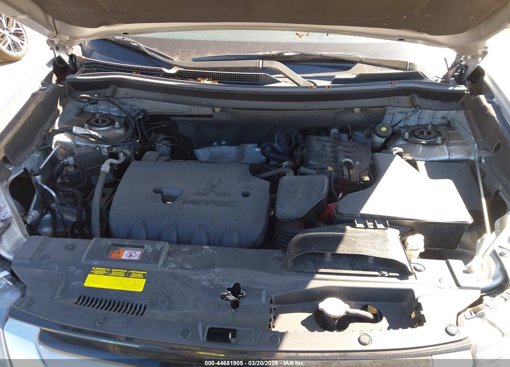 2018 MITSUBISHI OUTLANDER ES VIN: JA4AZ3A36JJ005536