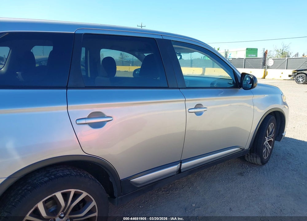2018 MITSUBISHI OUTLANDER ES VIN: JA4AZ3A36JJ005536