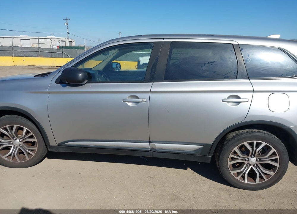 2018 MITSUBISHI OUTLANDER ES VIN: JA4AZ3A36JJ005536